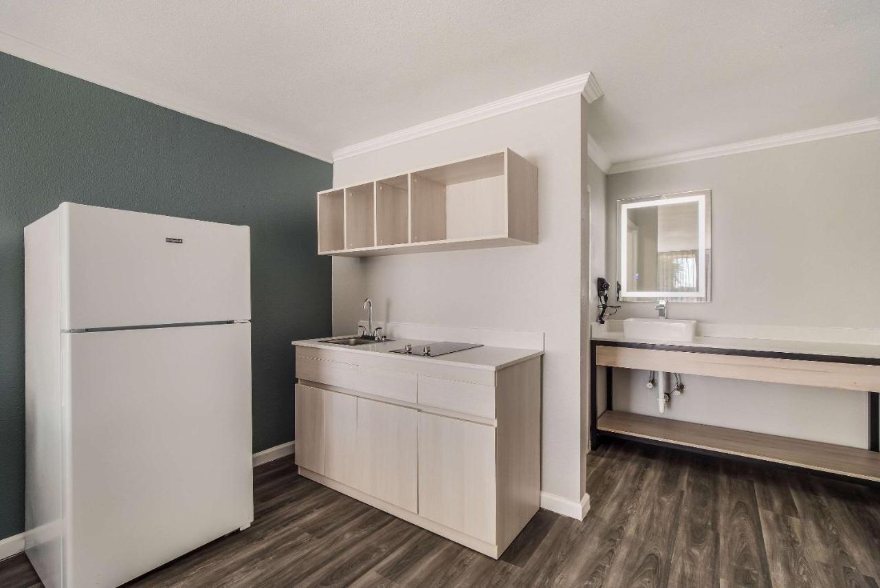 Mainstay Suites Флоренс Экстерьер фото