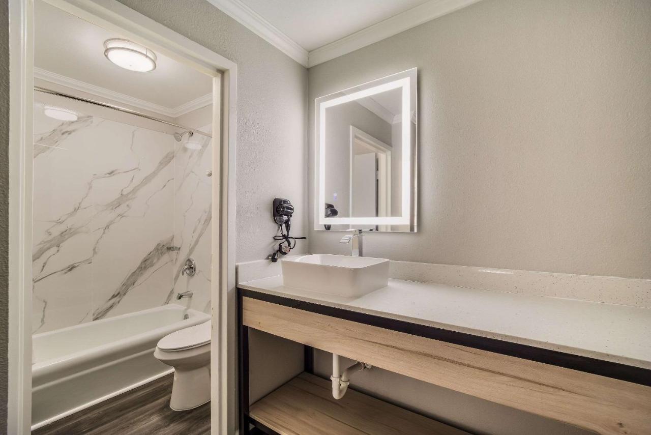 Mainstay Suites Флоренс Экстерьер фото